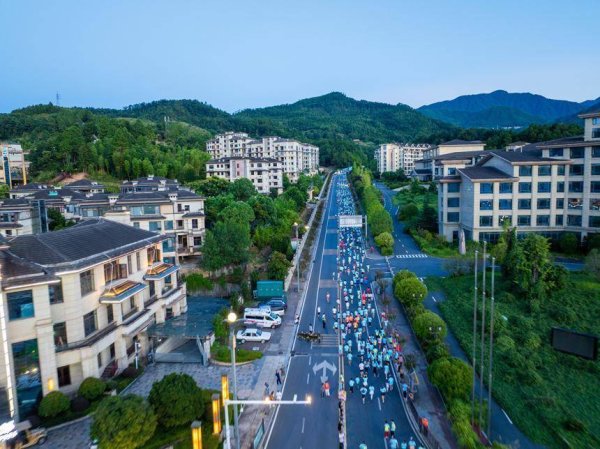 长城配资 江西宜春：夏日“追光夜跑”火热开跑