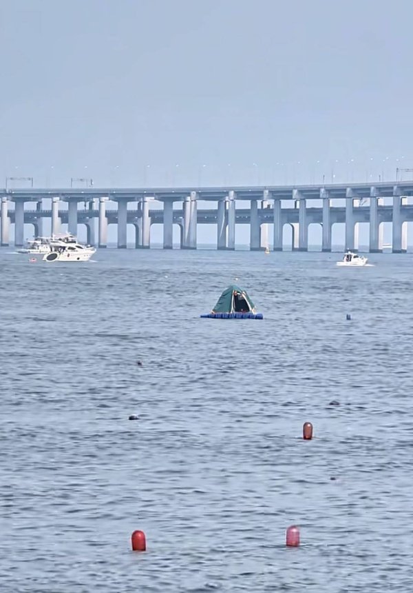人人配 游客在海面搭建移动帐篷露营，大连海警：不违规，但需注意安全