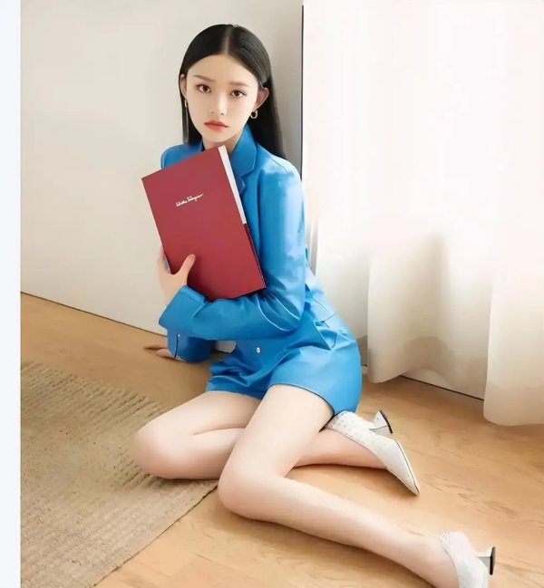 股市策略 林允穿蓝色无袖旗袍裙出镜，身姿曼妙曲线迷人！